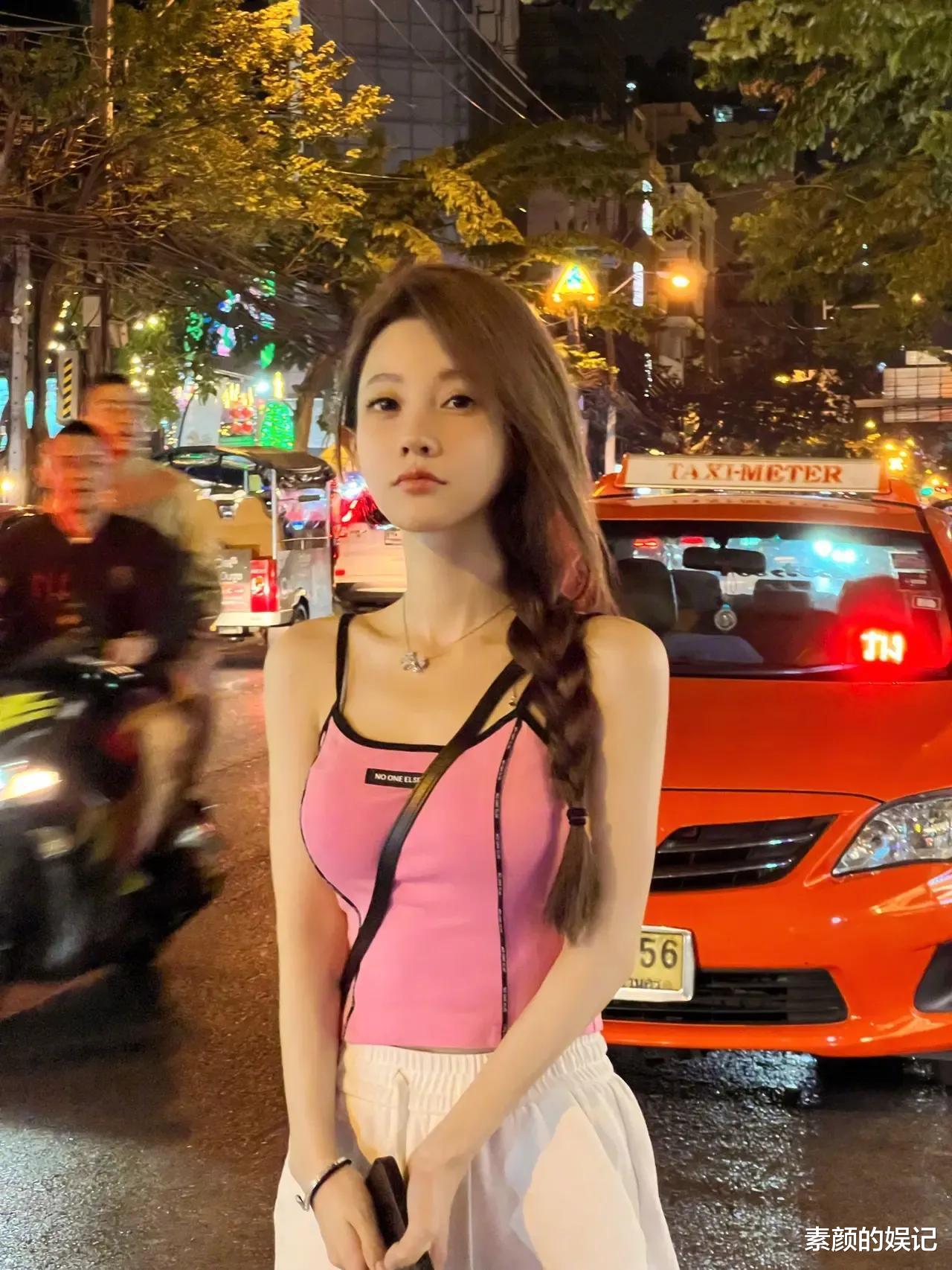 冯提莫|冯提莫新年晒照自称貌美如花遭调侃:都是P图P的,身高有1米5吗?