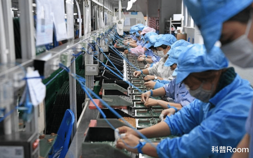 退休|摆摊月入过万？越来越多的高学历脱掉“长衫”，成为了街边摆摊人