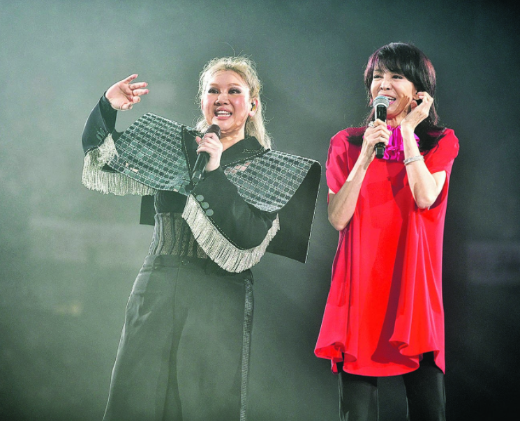 郑欣宜|郑欣宜开演唱会众星云集,搂干妈合影心情好,老爸郑少秋遗憾缺席