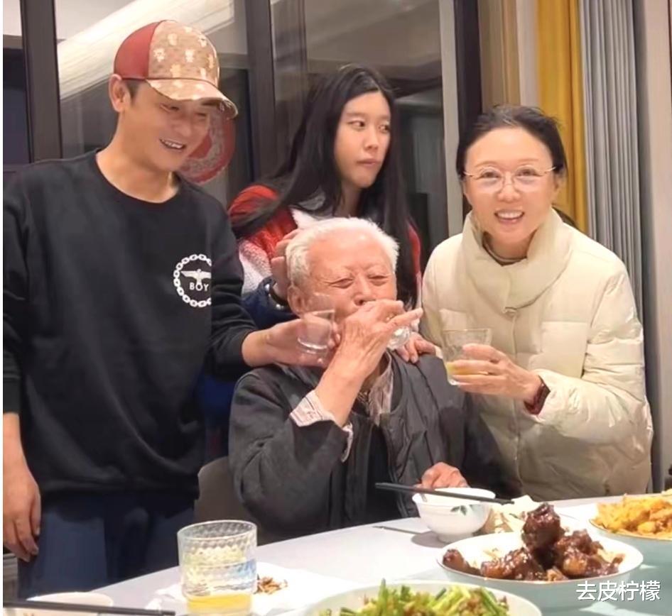 吴琼|国家一级女演员现身淄博,喝酒吃烧烤用手擦嘴,主动拼桌接地气