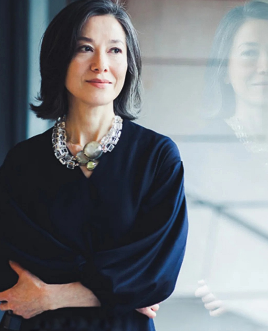 发型 上了年纪的女人，才不要选大背头、大妈卷，这3款发型，优雅减龄