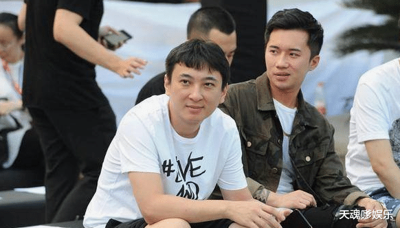 王思聪带美女现身电音节!踩百万板鞋多名保安开道,头发稀疑秃顶