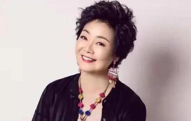 萨日娜：结婚33年只生孩子不做饭，帅气演员丈夫潘军却把她宠成宝