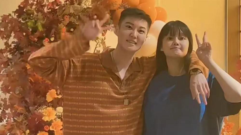 赵本山女儿球球挺孕肚和老公庆相爱4周年，怀孕8个月身材依旧苗条