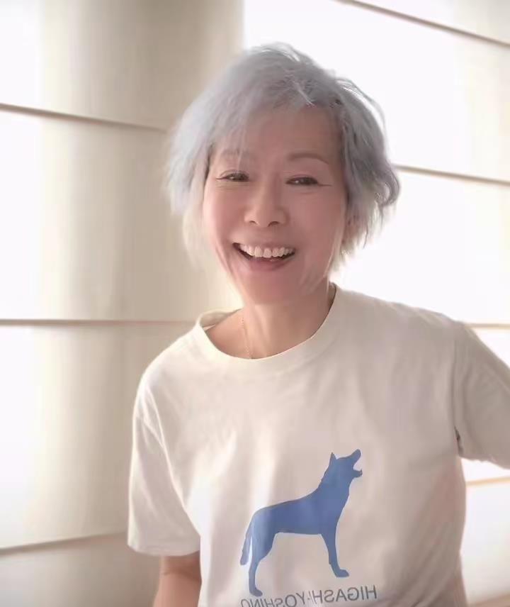 69岁赵雅芝对比60岁叶童,自然老去和医美老去的差距,一目了然