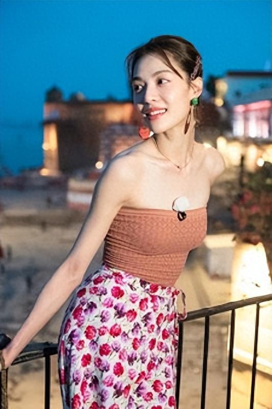 她被冯小刚捧红,成龙接着捧,洪金宝准备捧,为何大佬都偏爱她?