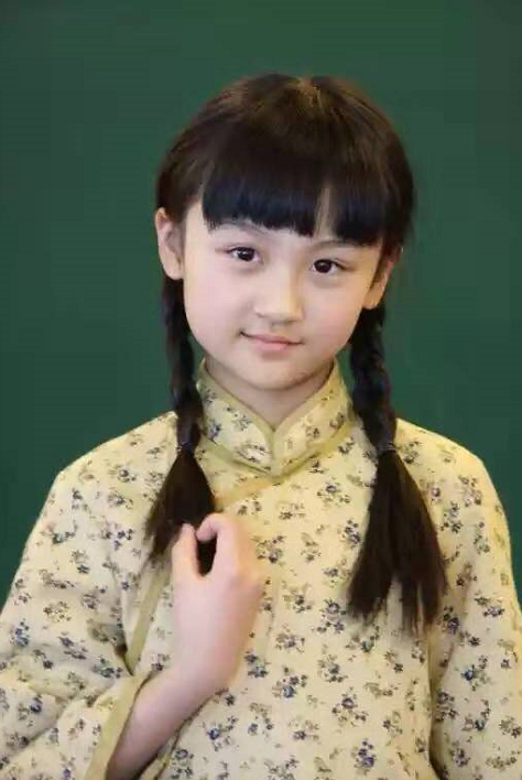 她6岁被成龙抱着上春晚，却因《花千骨》被骂退圈，如今怎样了