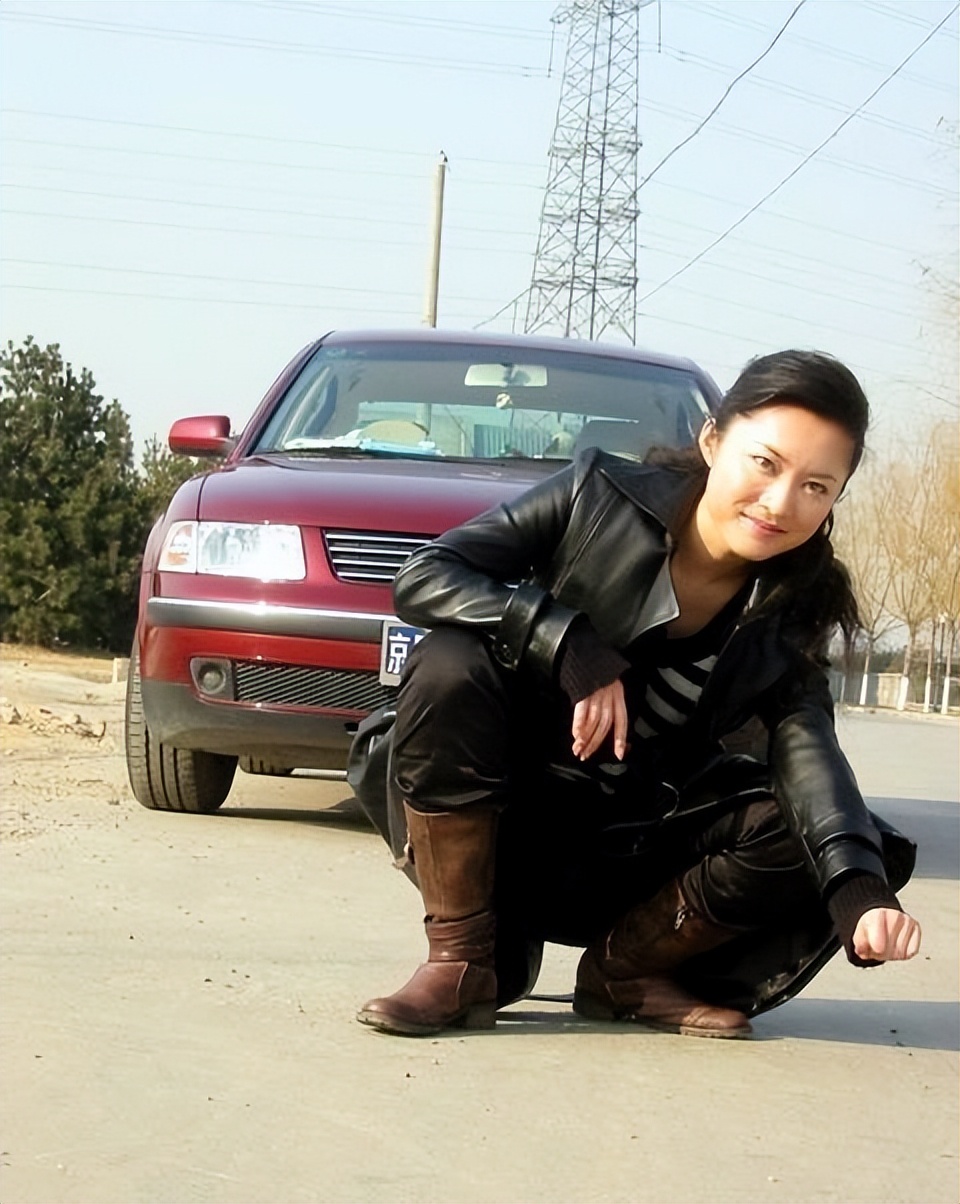 她是央视最穷酸的主持人，22年不涨工资，43岁终于买房