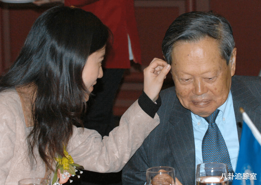 杨振宁|101岁杨振宁为母校庆生,双眼迷离疑丧失行动力,喊话翁帆太甜蜜