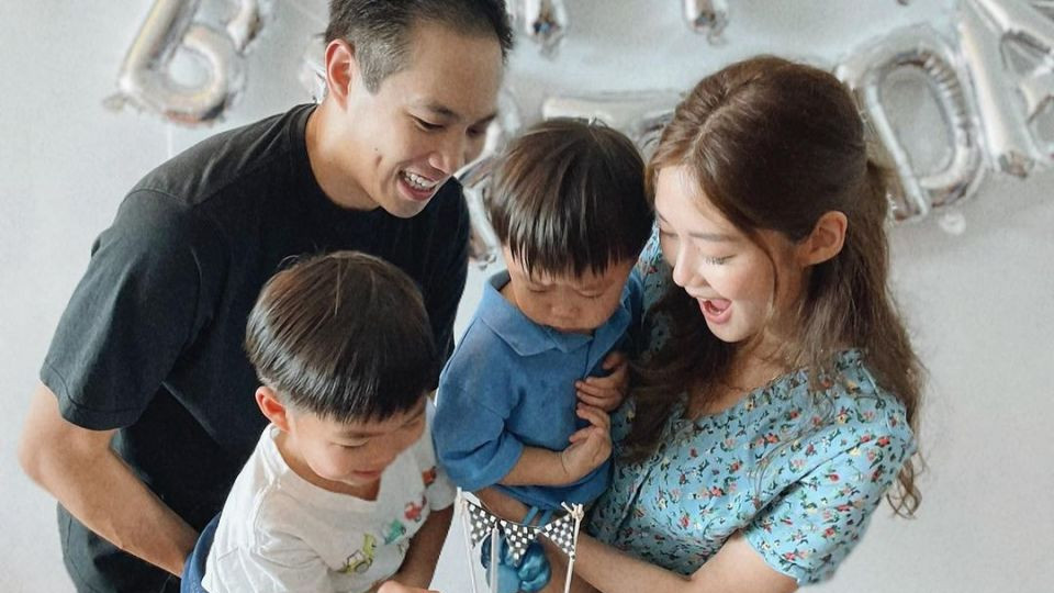 岑丽香|岑丽香一家在家为小儿子庆祝2岁生日 一家四口拍下开心全家福