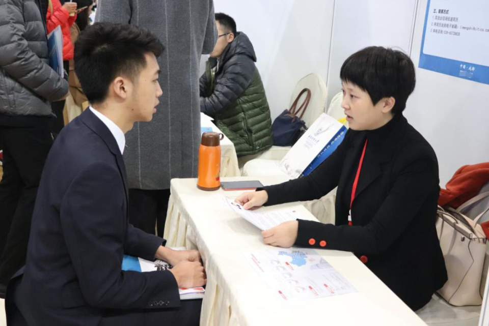 欢乐颂|“为啥把我拒之门外？”央企招聘新标准公布，大学生哭晕在厕所