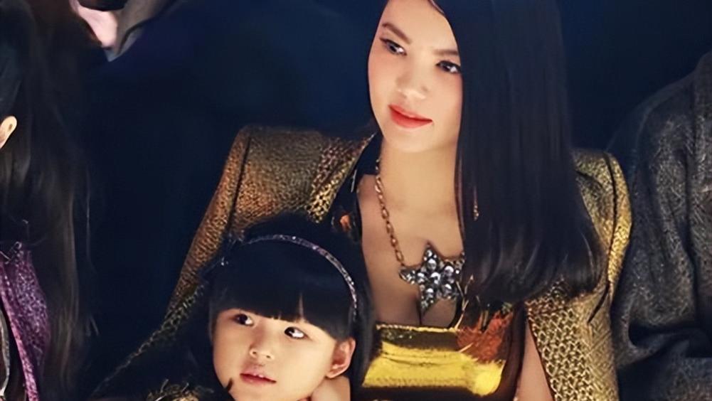 王诗龄|王诗龄深夜和网友对骂！因一句英文惹怒网友，被怒批：人小脾气大