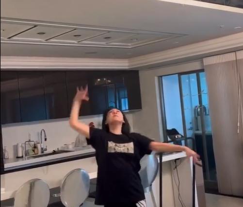 小S|小S二女儿穿低领露腰白T恤,嘲笑小S没才艺,私底下中英文对话