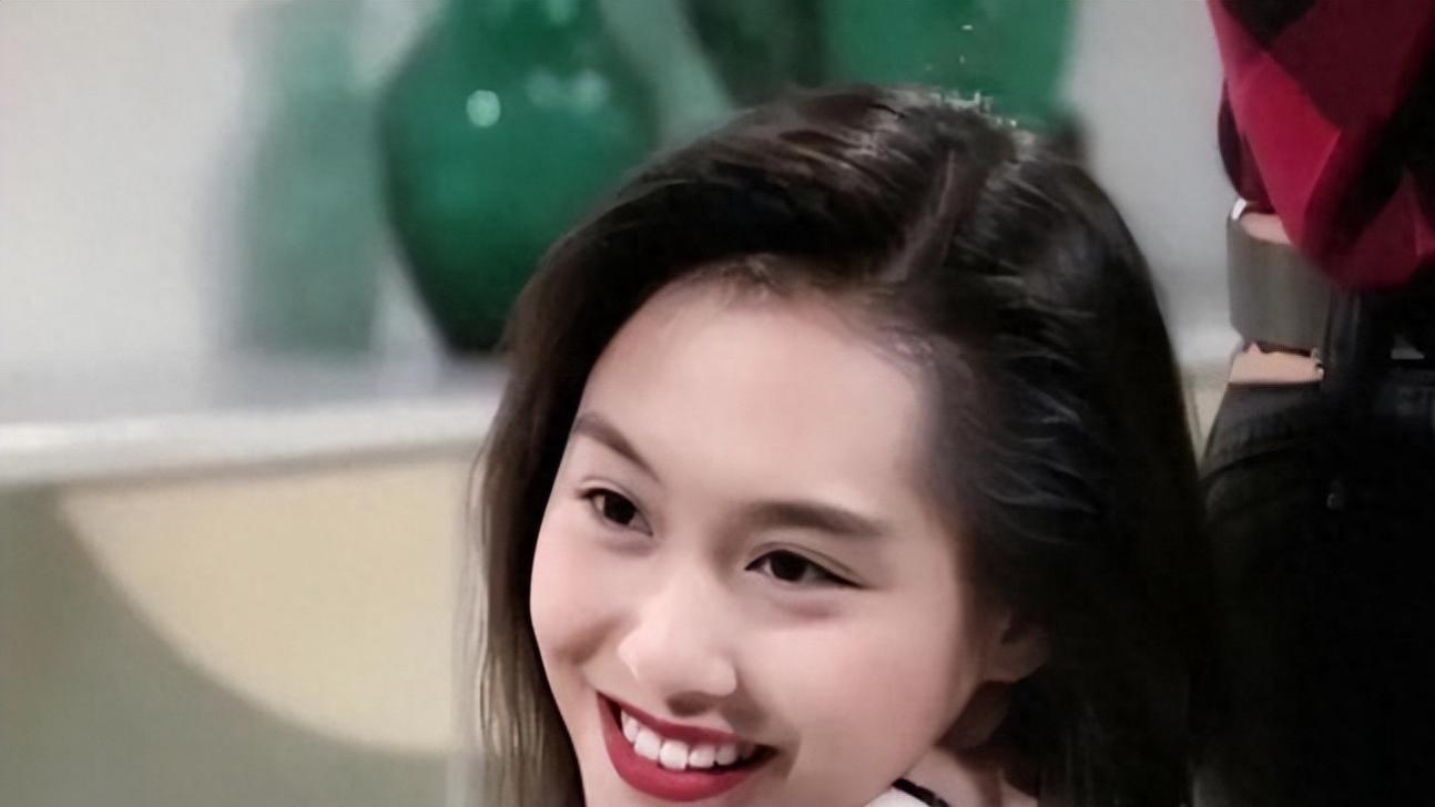 52岁朱茵现状：住深山村屋开两万块破车，网友：活成了大妈的样子