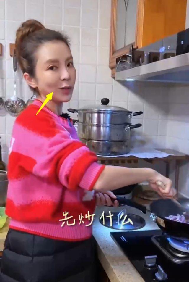 朱迅|朱迅陪家人过年亲自下厨,嘴歪明显被质疑整容失败,穿搭也很奇怪!