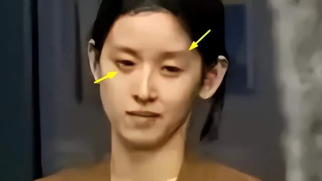 章泽天素颜现身，疲惫又憔悴，黑眼圈明显，一身打扮显邋遢