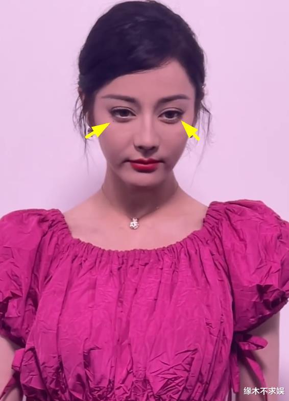 迪丽热巴造型引争议!一身行头超2万,生图嘴唇下垂,撞脸悲伤蛙!