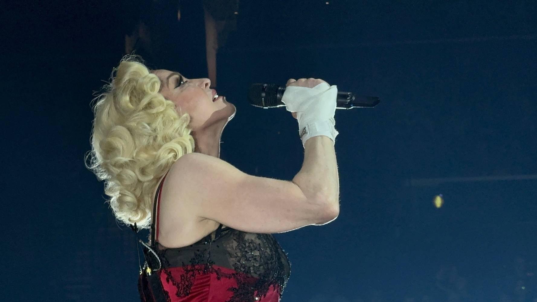 65岁天后麦当娜上台表演，手臂粗壮身材壮实，脸部僵硬塑胶感严重