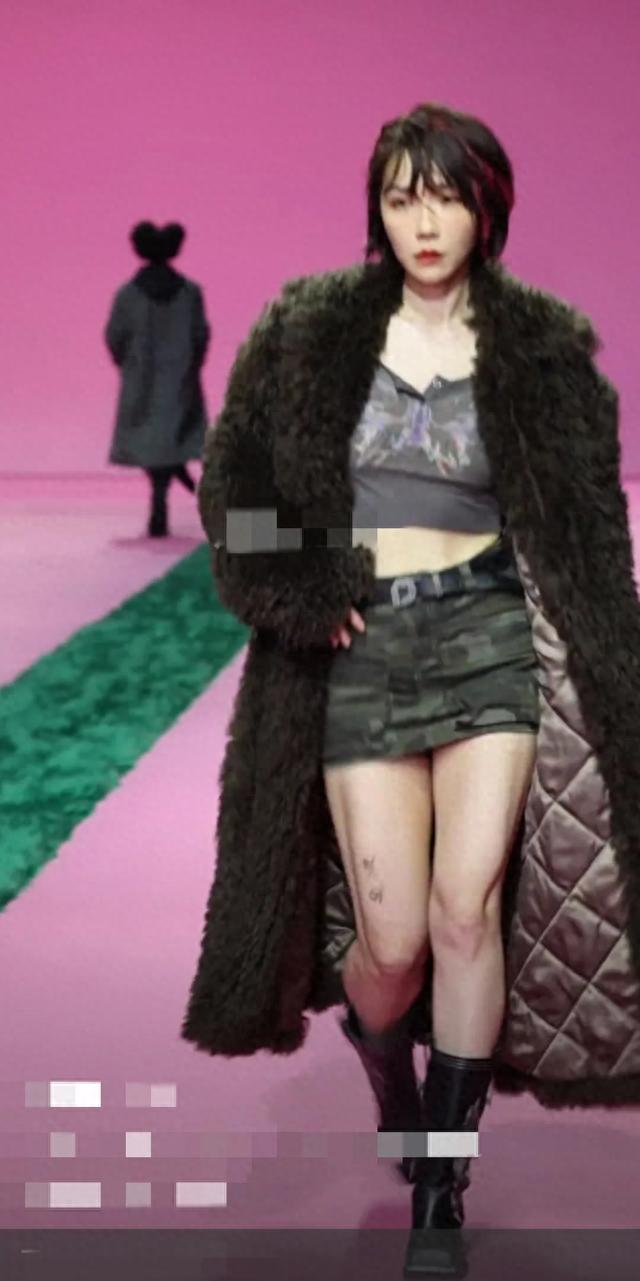 33岁歌手刘恋时装周走秀“大翻车”，腿粗被指“大象腿”，太难看