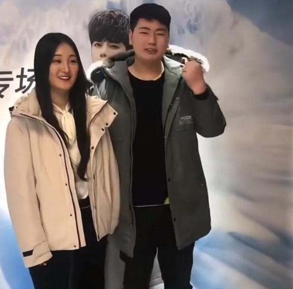 陈亚男|陈亚男官宣新恋情后,与未婚夫晒孕妇照,男方长相似朱小伟