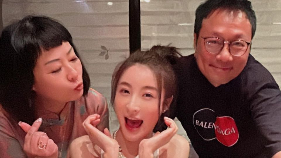 黎耀祥夫妇开心为林夏薇提前庆祝36岁生日 两家人每年都会相聚