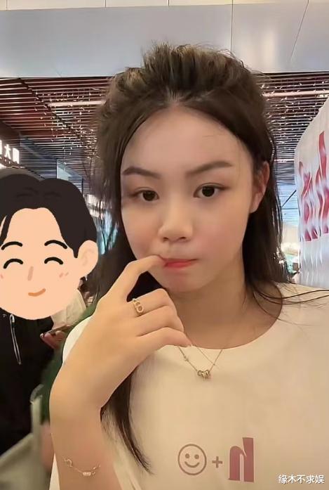 千万网红人品翻车！私下傲慢看不起粉丝，合影表情不屑不耐烦！