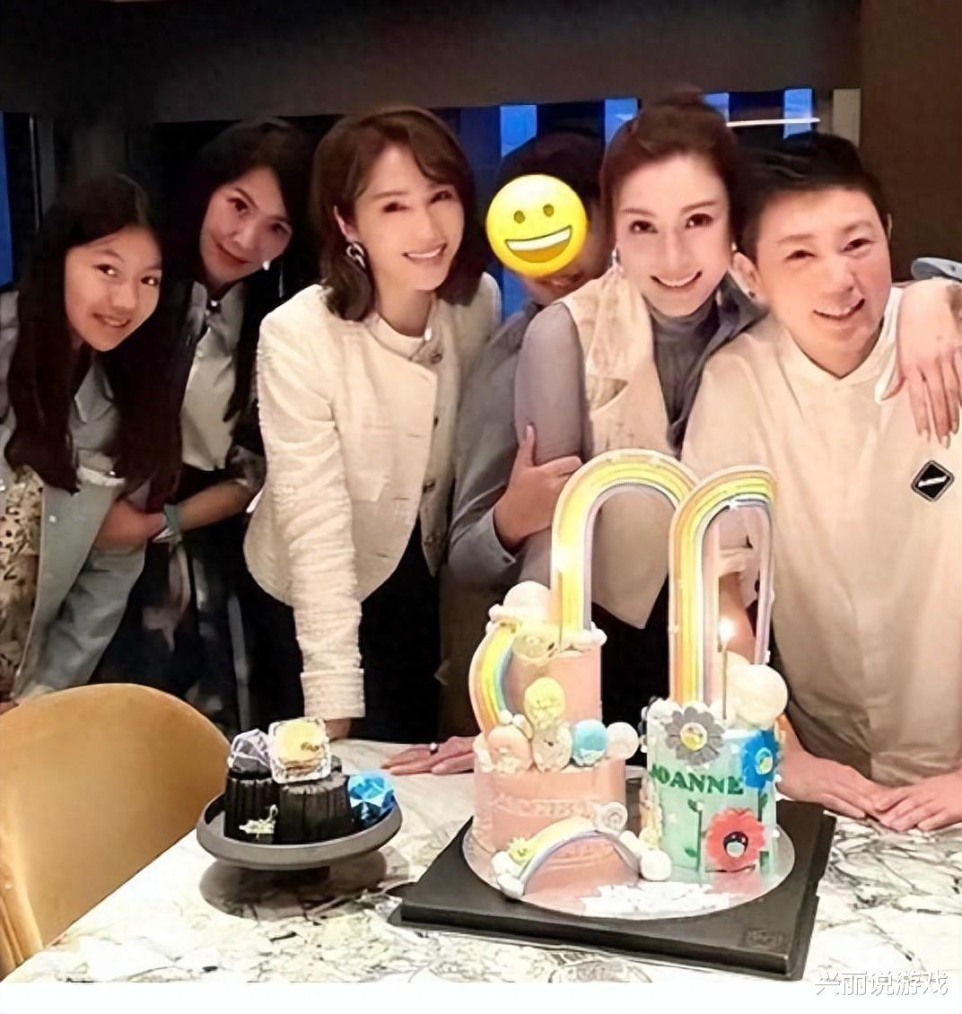 黎姿同框李嘉欣,差1岁状态大不同,一个温婉美人,一个假脸大妈