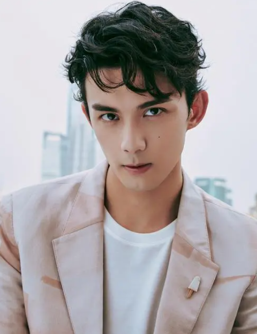 赵露思和吴磊,让我看见了资本造明星和素质演员,真正的差距 - 娱乐