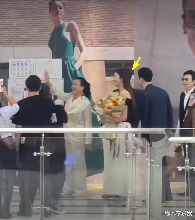 张兰母子现身麻六记新店,汪小菲很社恐,被高个美女暗送秋波!