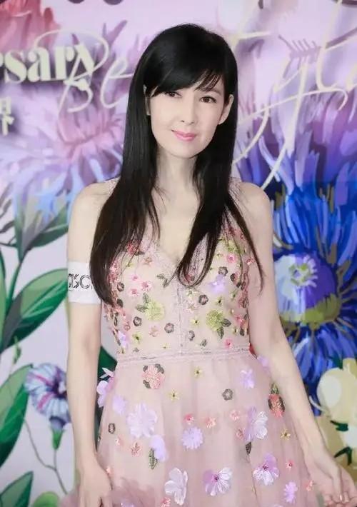 从周慧敏到林芳兵，为何大家接受不了中年女星，留“黑长直”发型