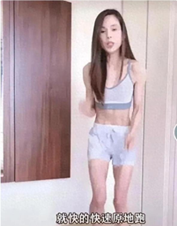 同样是43岁，当董洁和高圆圆同框，才知道中年女星瘦成排骨真丑！