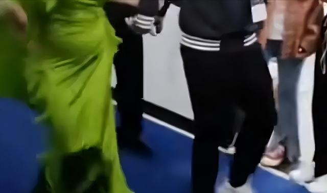 知名女星疑似怀孕，意外暴露孕肚，只是孩子的父亲至今是迷