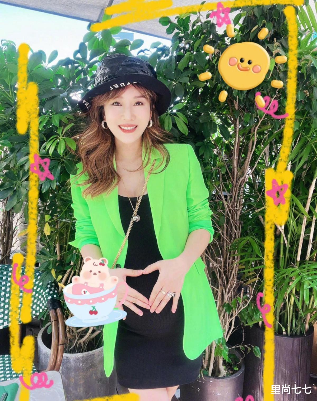 李念|李念怀三胎变憔悴,挺7月孕肚现身阔太聚会,戴10万手链大方露富