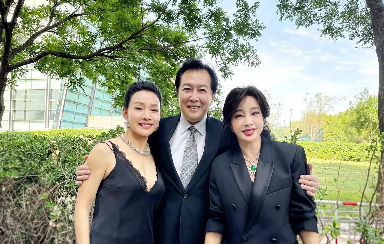 冯小刚|冯小刚近照曝光,不敢站C位而站后排,再也没以前的气势了