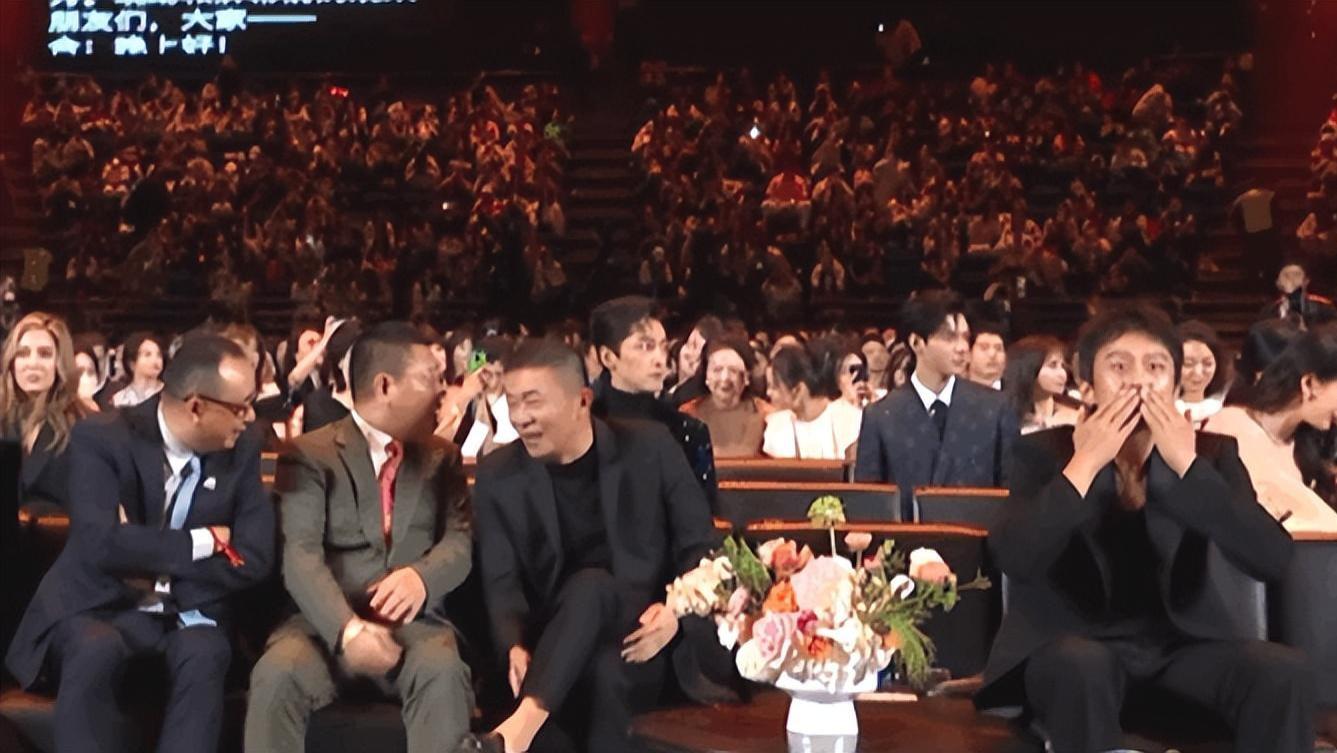 黄晓明|微博之夜：baby偷瞄黄晓明，胡歌被围绕！