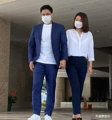 |巩俐与郭晶晶出席意大利晚宴！罕见主动挽手身体斜靠，后者显拘谨