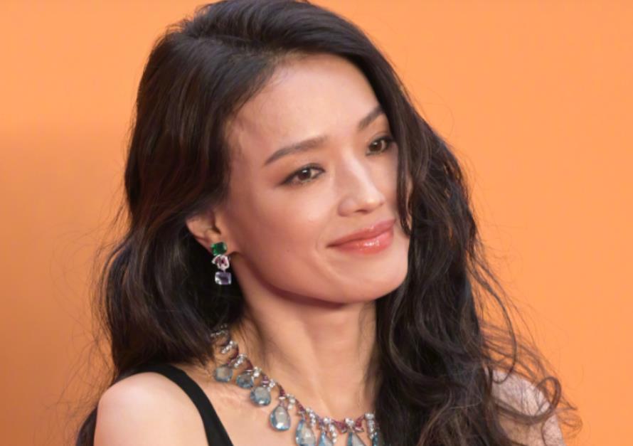 舒淇|瘦成“大头娃娃”的舒淇，证明了中老年女星还是胖点好看