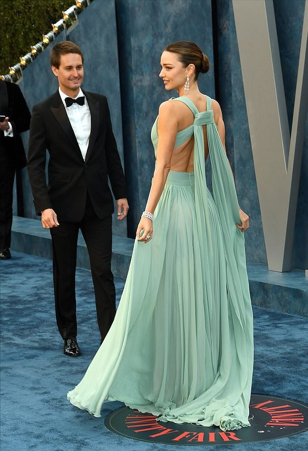 米兰达可儿挺5个月四胎孕肚出街!光着肚皮带着小儿子,还是很美