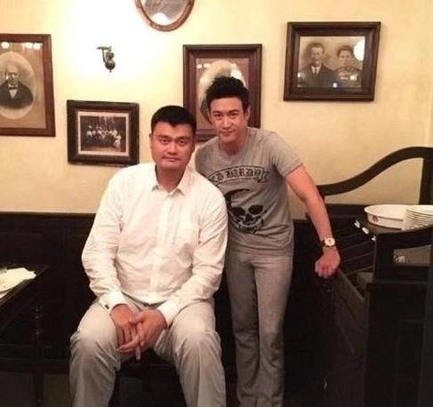 和2米26姚明合影时,怎么才能避免尴尬 成龙站凳子,杨幂最机智!