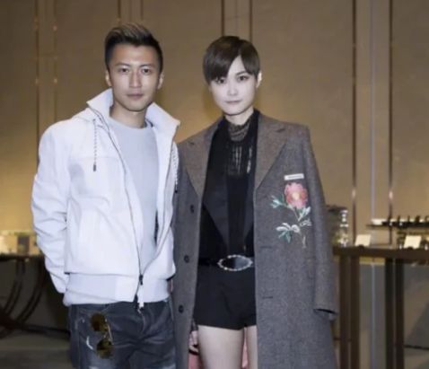 李宇春送谢霆锋一把100万吉他,谢:你打扮中性,不准备嫁人吗?