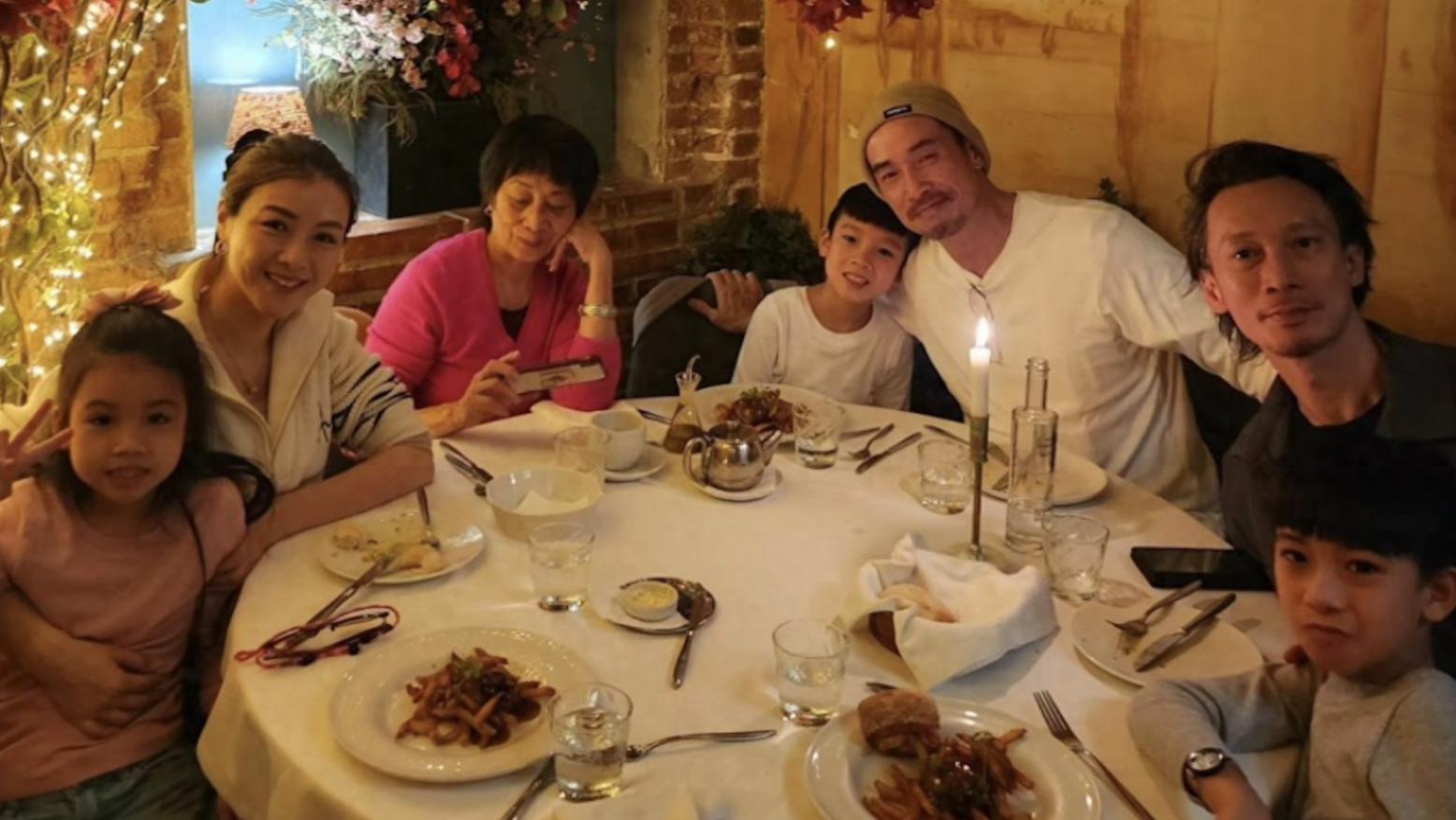 陈豪举家赴西班牙度假，合照母亲哥哥罕露脸，兄弟俩长相神似母亲