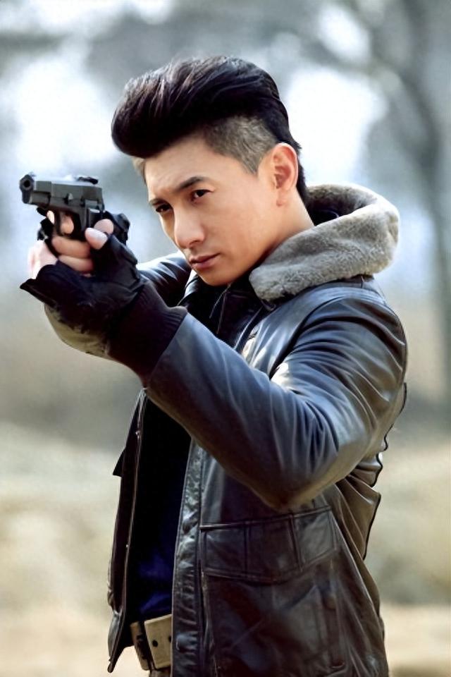 与黑人在海中嬉戏，跟吴奇隆含糊不清，这3位“老鸨”可真会玩