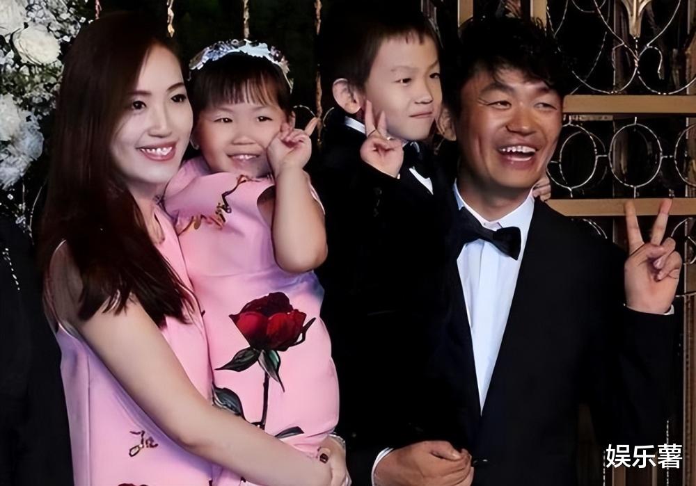 王宝强与马蓉和解，马蓉娇羞收花束，共同为女儿毕业献上祝福