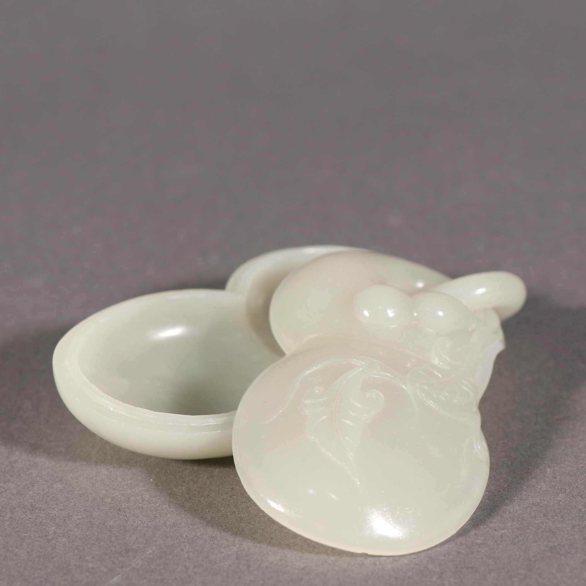 和田玉籽料|清 和田玉籽料葫芦形带活环盖盒