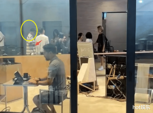 具俊晔晒20年重逢视频，大S穿睡衣，站门口素颜迎接，满脸娇羞