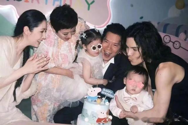 向佐晒与陈冠希合照,状态显老法令纹重,网友:像赵本山和萧敬腾