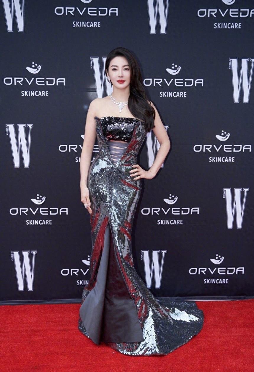 张雨绮够厉害!连生俩娃穿泳装仍有少女身材,难怪可以交95后男友