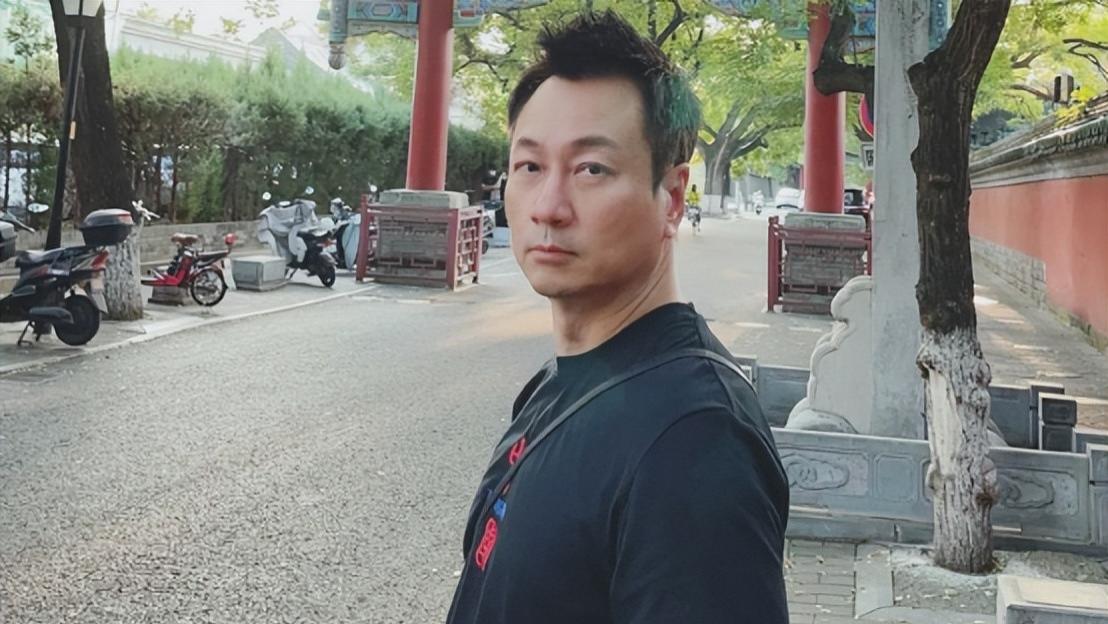 黎耀祥|59岁港星黎耀祥近照曝光，头发稀满脸褶似糟老头，与妻女甜蜜庆生