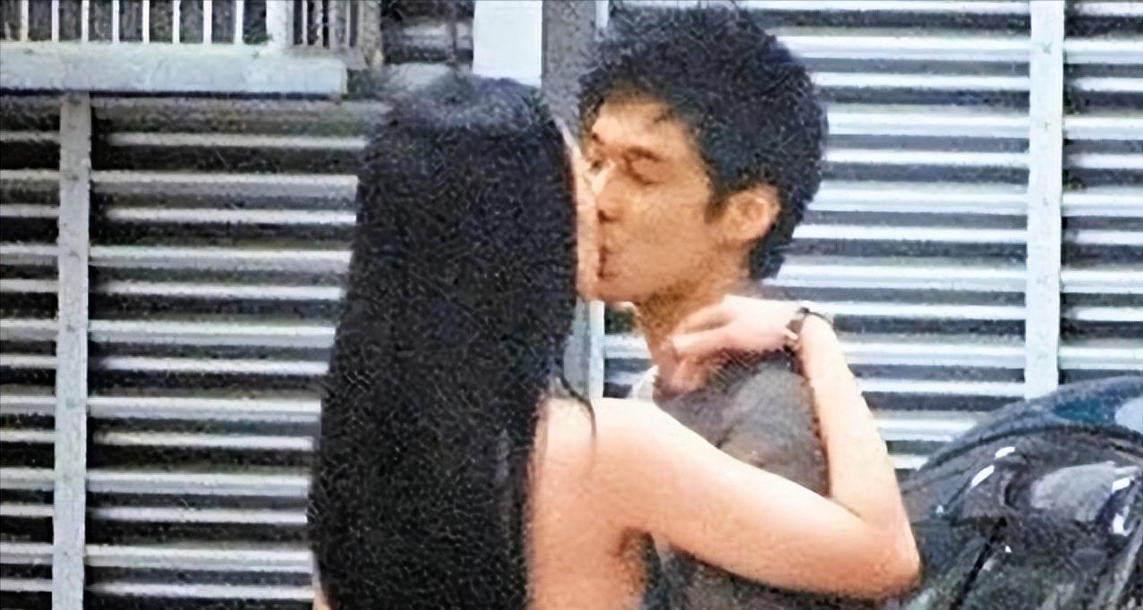 周一围还没亲,章子怡就张开嘴、伸直腿,难怪网友提醒朱丹要小心了!