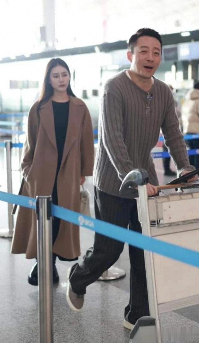 汪小菲带新女友去台北跨年，两人机场秀恩爱，女方长发飘飘颜值高